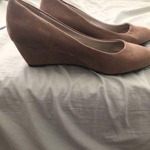 Bandolino wedge suede shoes. Neutral color
